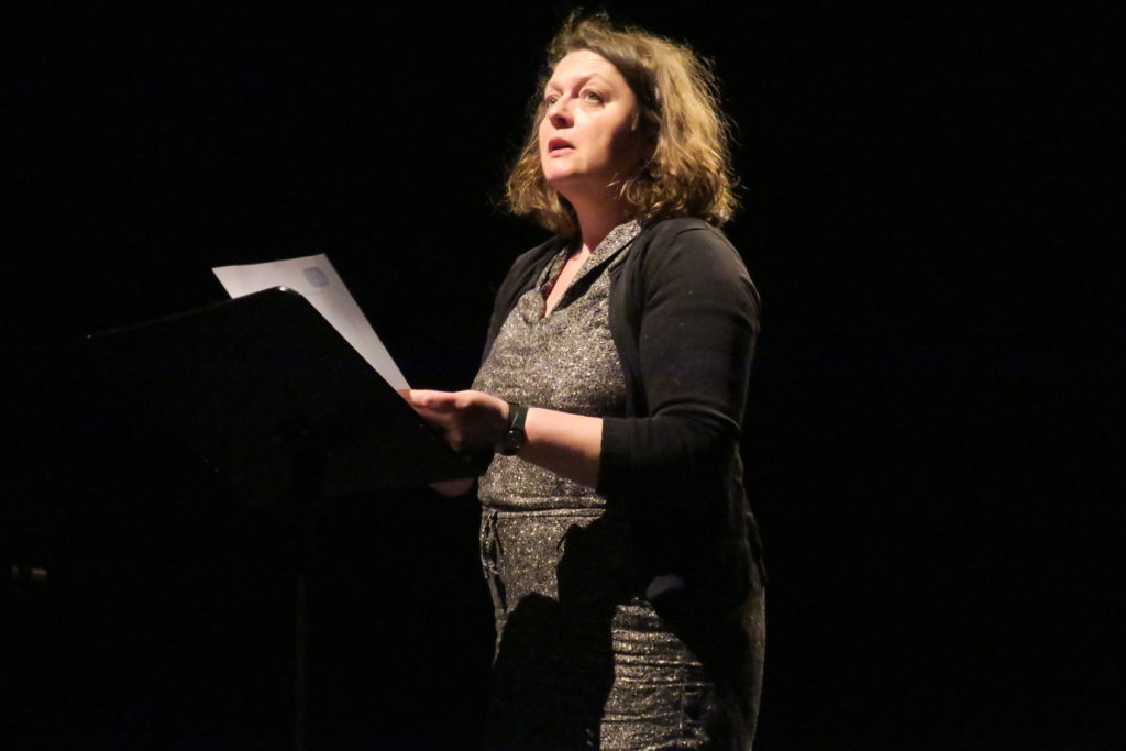 Elisabeth Algisi (tercera promoción de la ESNAM) de la compañía ATIPIK, leyendo el mensaje internacional de Nancy Staub.