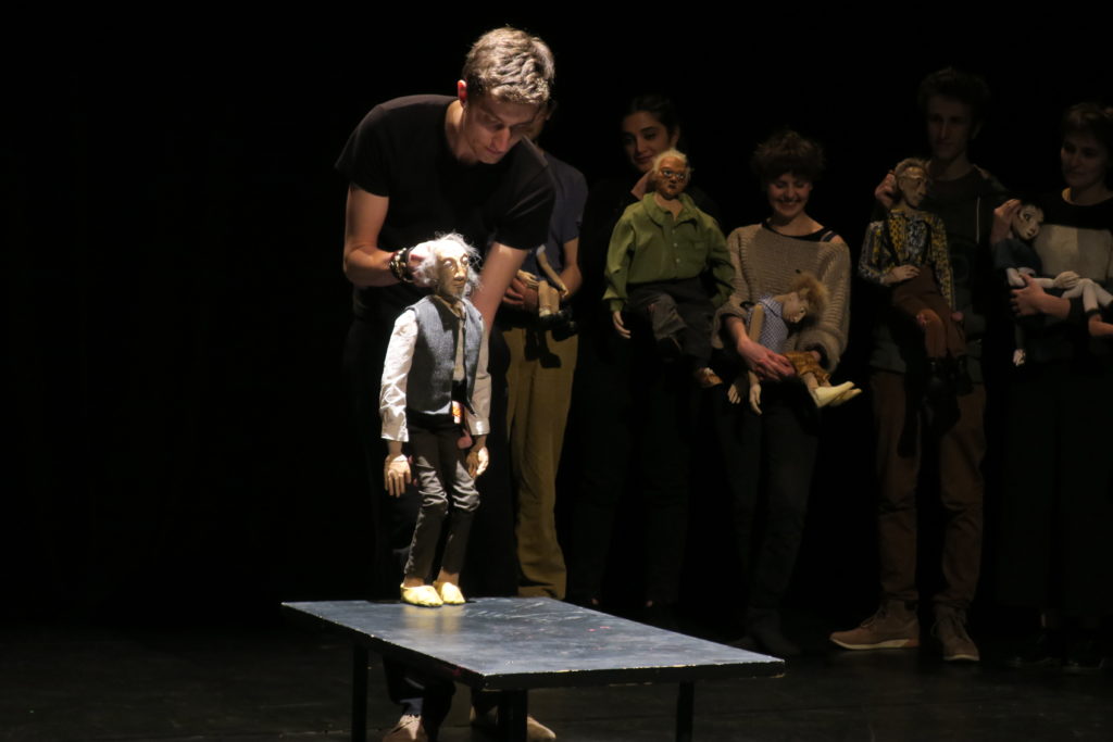 Un estudiante de la 11ª promoción de la Escuela Nacional Superior de la Marioneta (Esnam) y su marioneta.