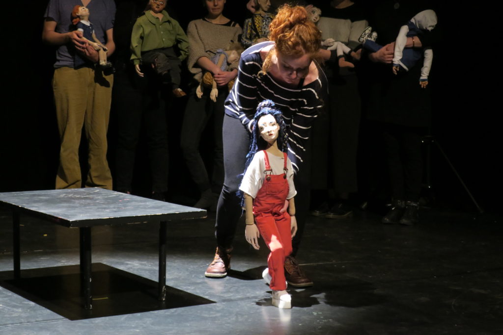 Un estudiante de la 11ª promoción de la Escuela Nacional Superior de la Marioneta (Esnam) y su marioneta.