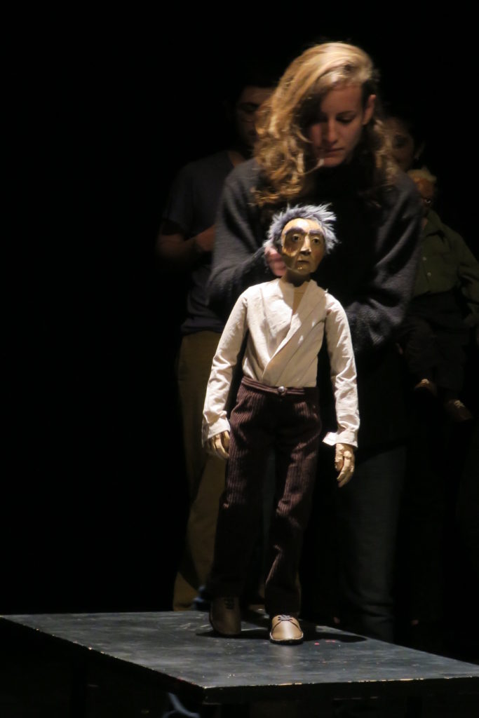 Un estudiante de la 11ª promoción de la Escuela Nacional Superior de la Marioneta (Esnam) y su marioneta.