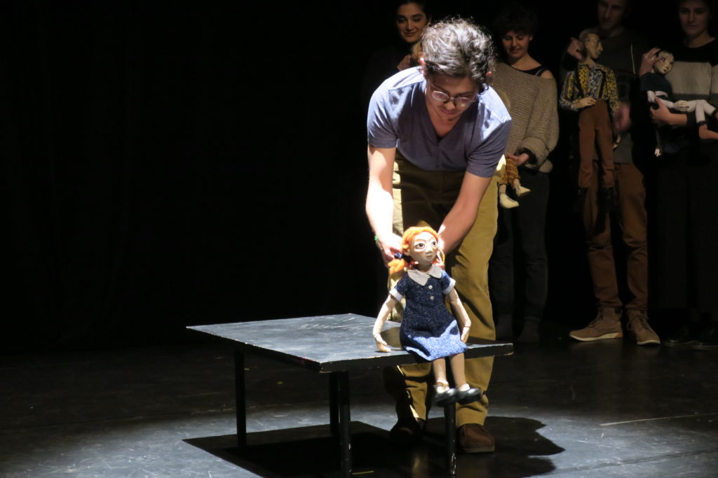 Un élève de la 11e promotion de l’École supérieure Nationale de la Marionnette et sa marionnette
