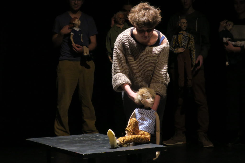 Un estudiante de la 11ª promoción de la Escuela Nacional Superior de la Marioneta (Esnam) y su marioneta.