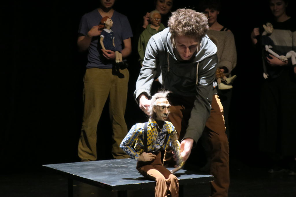 Un estudiante de la 11ª promoción de la Escuela Nacional Superior de la Marioneta (Esnam) y su marioneta.