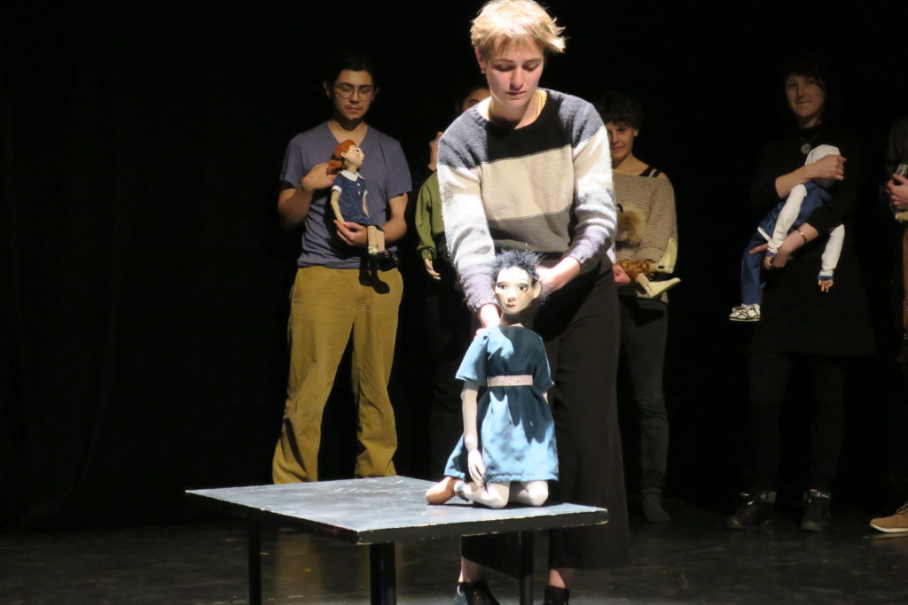 Un estudiante de la 11ª promoción de la Escuela Nacional Superior de la Marioneta (Esnam) y su marioneta.