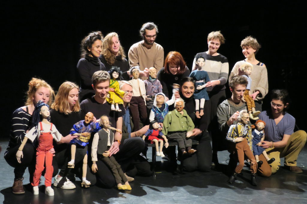 Los alumnos de la 11ª promoción de la Escuela Nacional superior de la Marioneta (Esnam) y sus marionetas.