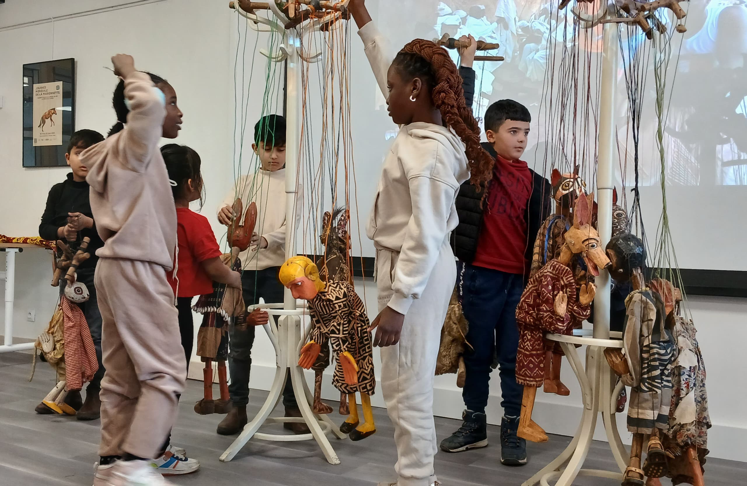 Atelier avec les marionnettes de Yaya Coulibaly pour les enfants à Charleville-Mézières