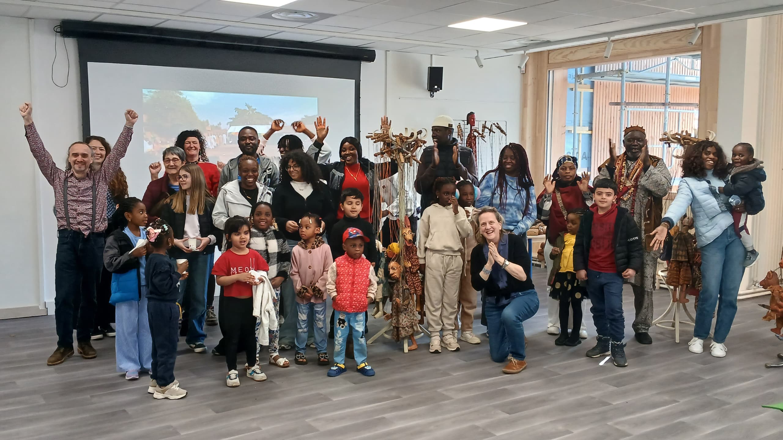Yaya Coulibaly avec les enfants lors d'un atelier à Charleville-Mézières
